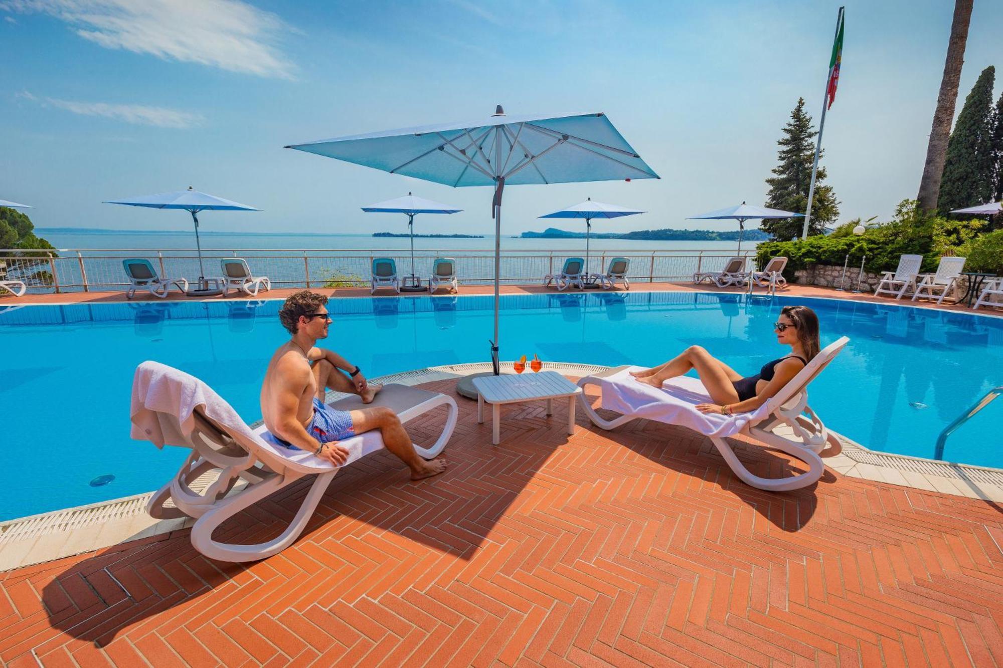 Hotel Villa Florida Suites & Suite Apartments Gardone Riviera Buitenkant foto
